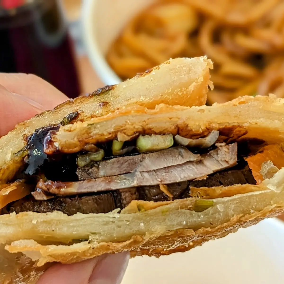 scallion pancake with sliced beef 葱油饼夾牛肉